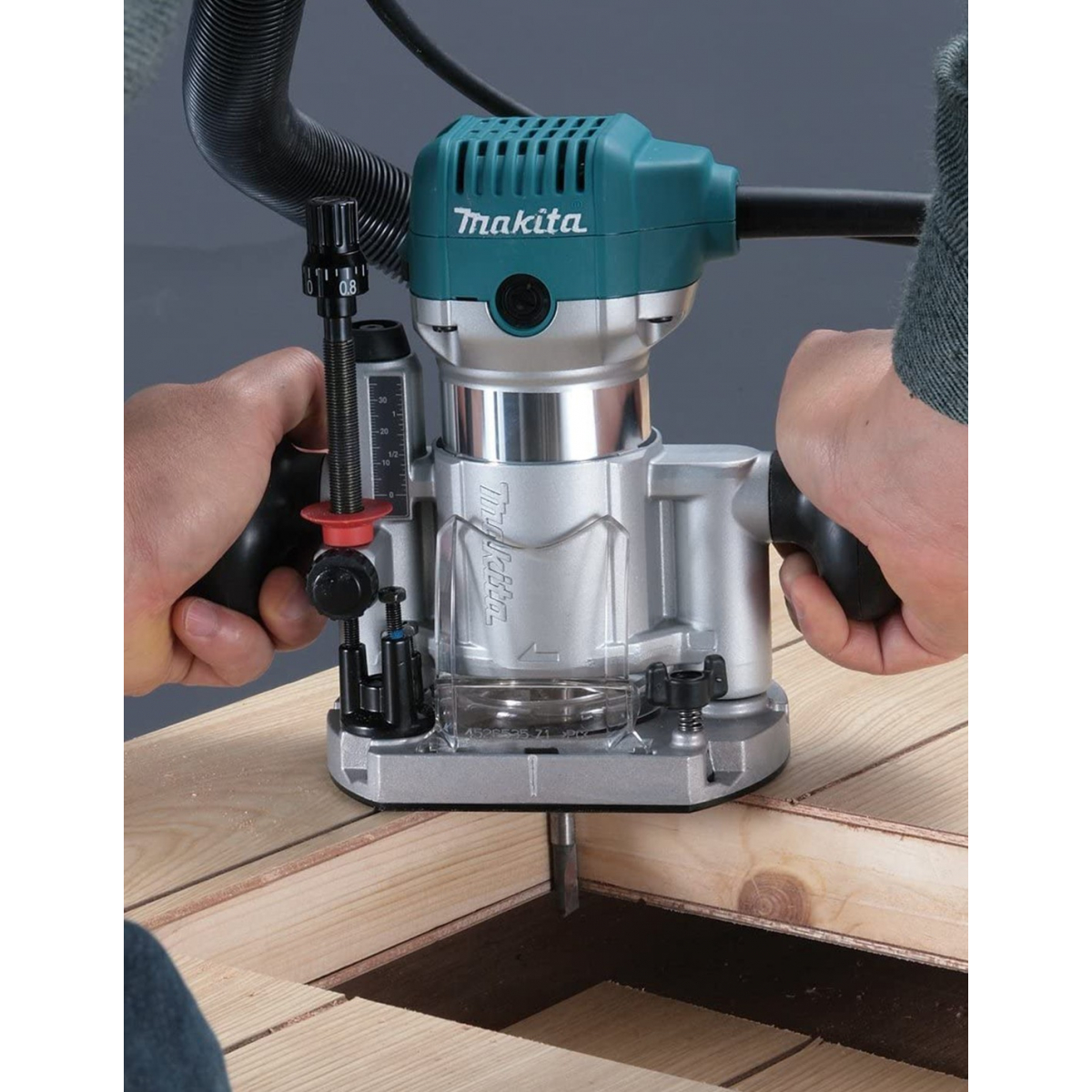 Makita RT0700CX2J Affleureuse Défonceuse Multifonctions 710W Ø 8mm avec accessoires et makpac Makita RT0700CX2J Affleureuse Défonceuse Multifonctions 710W Ø 8mm avec accessoires et makpac