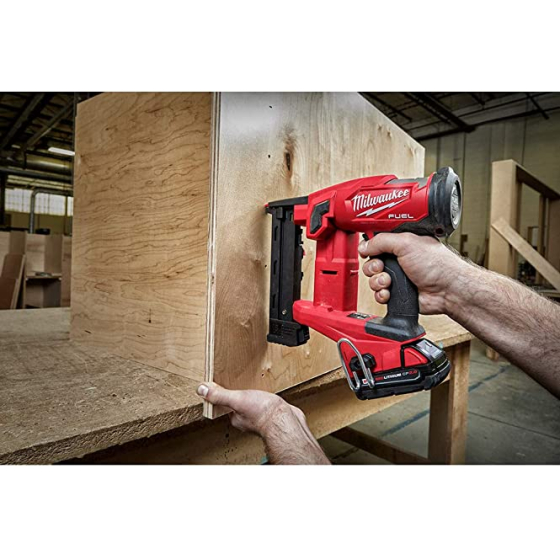 Milwaukee M18 FFUS-0C Agrafeuse pour clôture 40-50mm FUEL (4933479834) Milwaukee M18 FFUS-0C Agrafeuse pour clôture 40-50mm FUEL (4933479834)