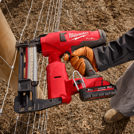 Milwaukee M18 FFUS-0C Agrafeuse pour clôture 40-50mm FUEL (4933479834) Milwaukee M18 FFUS-0C Agrafeuse pour clôture 40-50mm FUEL (4933479834)