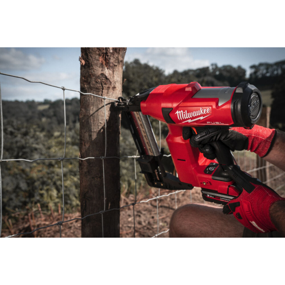 Milwaukee M18 FFUS-302C Agrafeuse pour clôture 40-50mm FUEL 2x3.0Ah (4933479832) Milwaukee M18 FFUS-302C Agrafeuse pour clôture 40-50mm FUEL 2x3.0Ah (4933479832)
