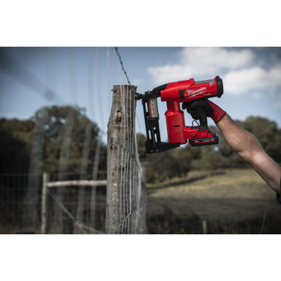 Milwaukee M18 FFUS-302C Agrafeuse pour clôture 40-50mm FUEL 2x3.0Ah (4933479832) Milwaukee M18 FFUS-302C Agrafeuse pour clôture 40-50mm FUEL 2x3.0Ah (4933479832)