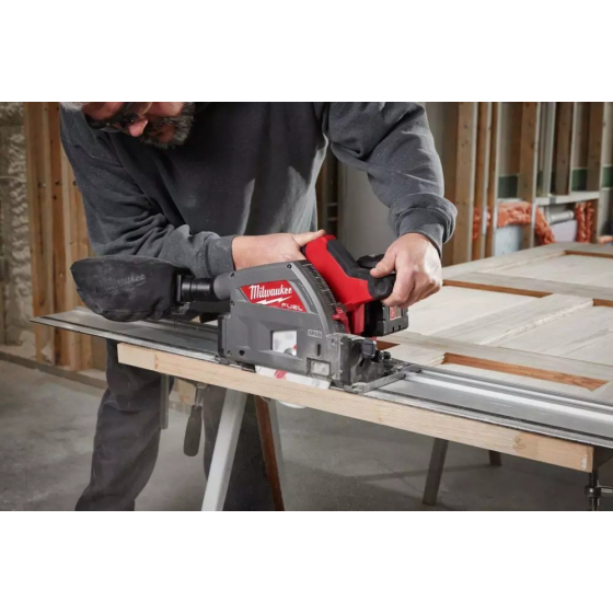 Milwaukee M18 FPS55-552P Scie circulaire plongeant 18V Fuel ø165mm 2x5.5Ah PACKOUT (4933478778)