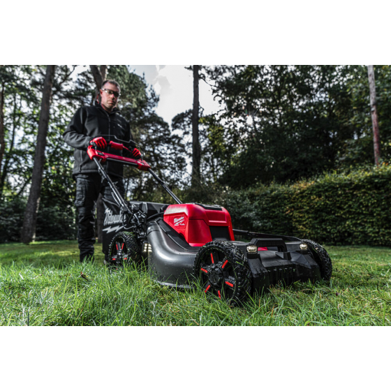 Milwaukee M18 F2LM46-802 Tondeuse à gazon 18V autotractée FUEL 2x8Ah (4933492011)