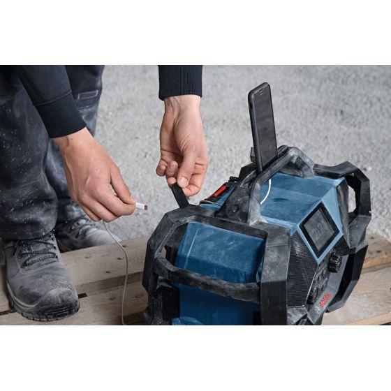 Bosch GPB 18VH-6 SRC Professional radio de chantier sans fil 12V & 18V DAB+, FM, Bluetooth et AUX (06014A6200) Bosch GPB 18VH-6 SRC Professional radio de chantier sans fil 12V & 18V DAB+, FM, Bluetooth et AUX (06014A6200)