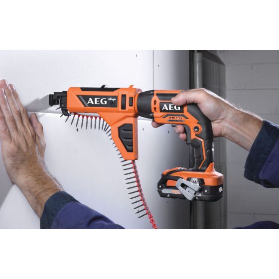 AEG BTS18BLBSA-202C Visseuse à placo Brushless 18V 5 Nm 2x2.0Ah avec chargeur de bande (4935498181)