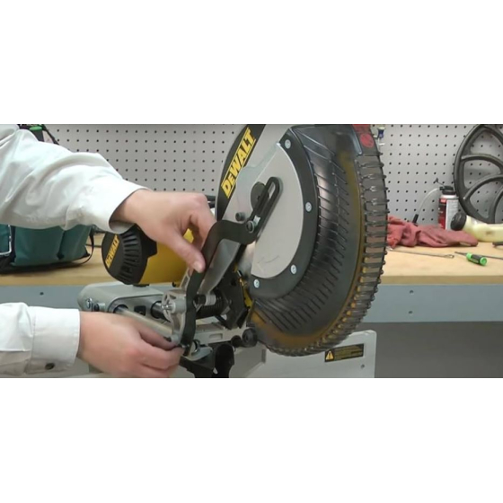 Dewalt N142523 Bielle pour carter de lame de scie DHS780, DW718, DW718XPS, DWS780