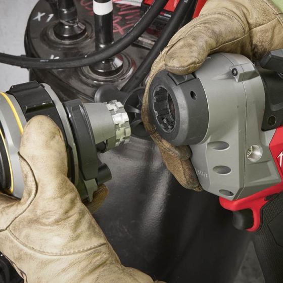 Milwaukee M18 FCST-302CA Dénudeur de câbles Haute Tension FUEL 2x3.0Ah (4933499275)