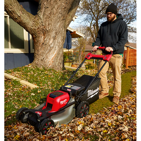 Milwaukee M18 F2LM53-122 Tondeuse à gazon 18V autotractée FUEL 2x12Ah (4933479585)